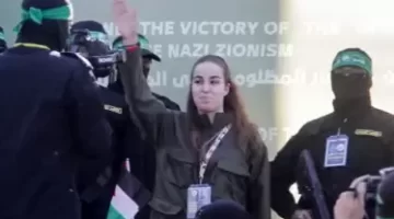 إسرائيلية مفرج عنها تكشف عن تقديم كتاب صلاة يهودي لها من قبل كتائب القسام