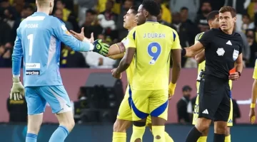 العنزي يهاجم التحكيم بعد طرد جون دوران الأزرق شوه الدوري 2