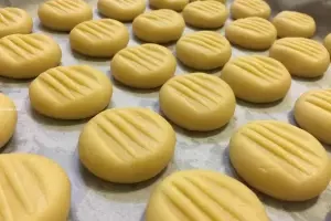 بسكويت النشا بالزبدة وصفة سهلة لمذاق لا يُنسى 2