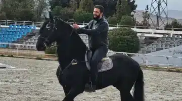 ظهور جديد للشرع على حصان أسود في صورة تثير الجدل 1