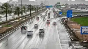 إنذار أحمر في 12 منطقة بالسعودية أمطار غزيرة وسيول وتحذيرات قد تؤدي إلى تعليق الدراسة