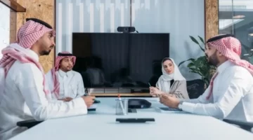 السعودية تعتمد ضوابط جديدة للزي المهني وتُلزم الأجانب بارتداء زي موحد في بيئة
