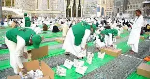 السعودية توزع مئات الآلاف من وجبات إفطار الصائم يوميًا في المسجد الحرام خلال رمضان