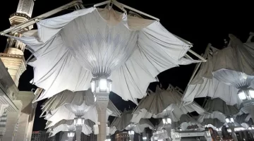 السعودية سقف الخدمات250 مظلة ذكية تظلل زوار المسجد النبوي