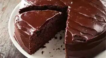 جربيها وهتدعيلي. طريقة عمل كيك الزبادي في الخلاط وإعداد صوص الشوكولاتة لتزيينه