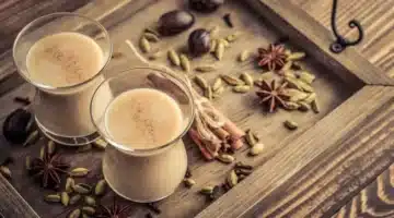 سر الاستيقاظ بنشاط. وصفة القرنفل والهيل التي ستغير يومك