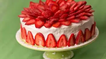 طريقة عمل كيكة الفراولة الهشة. وصفة سهلة بمذاق لا يُقاوم