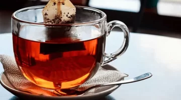 احذر مخاطر الشاي غبار وعفن وبلاستيك في كوبك اليومي