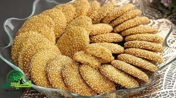 بسكويت السمسم المقرمش. وصفة سريعة تهدي الأعصاب مع كوب الشاي