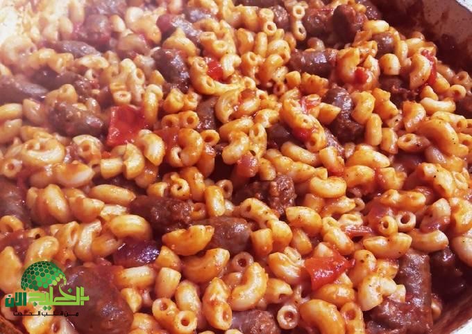 الصوص غطى كل مكرونة.. وصفة معكرونة سهلة بالسجق وبهارات تقيلة بمذاق لا يُقاوم