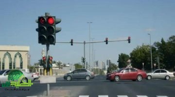 المرور السعودي يوضح. حالات جديدة يُعد فيها الانعطاف لليمين أثناء الإشارة الحمراء مخالفة مرورية
