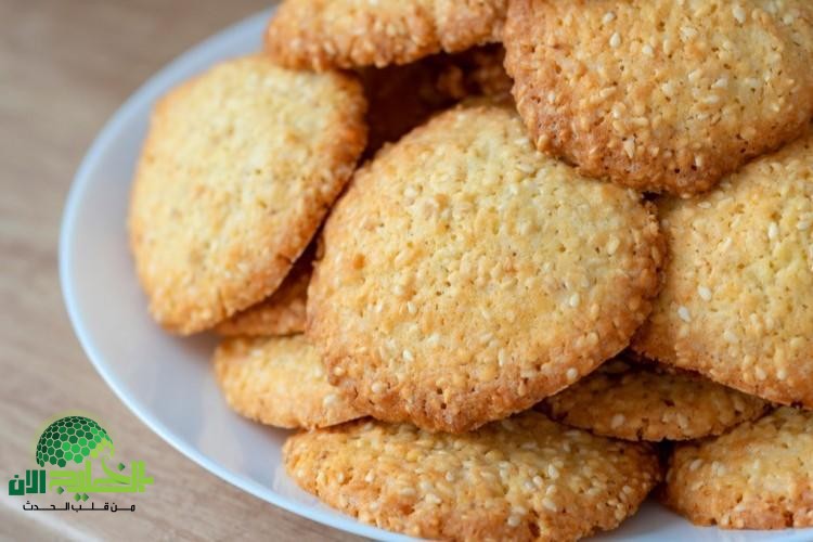 بسكويت السمسم الجاهز في 10 دقائق..وصفة خفيفة وسريعة للفطور أو الوجبات الخفيفة