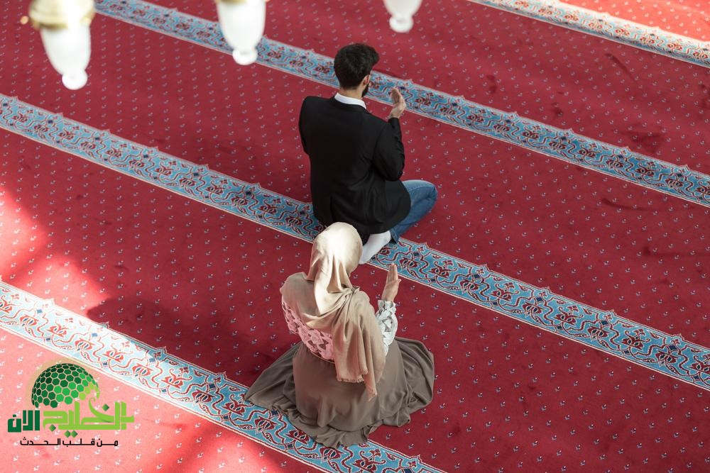 هل يحصل ثواب صلاة الجماعة بالصلاة مع الزوجة في البيت؟(1)