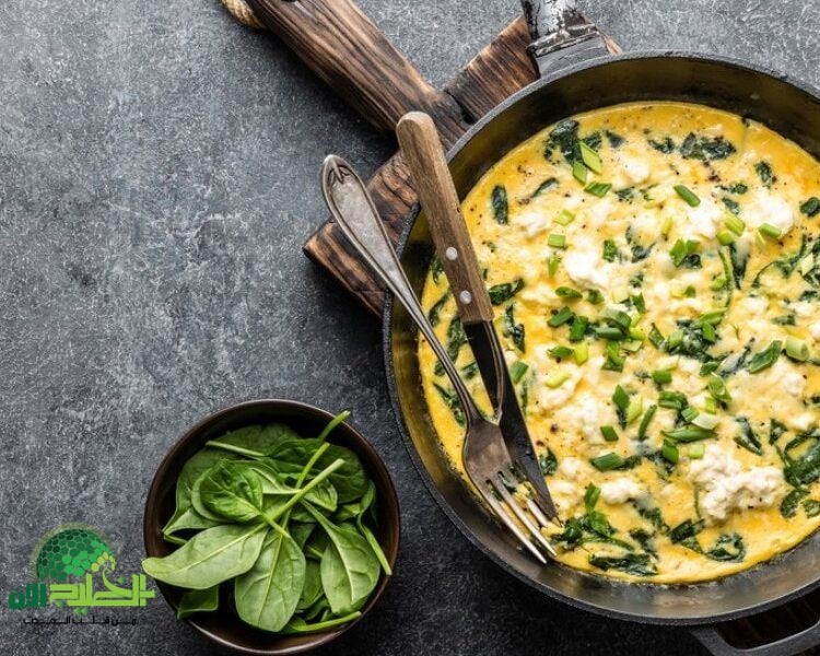 ابدأي صباحك بنكهة مغذية.. طريقة تحضير البيض المخفوق بالسبانخ والجبن