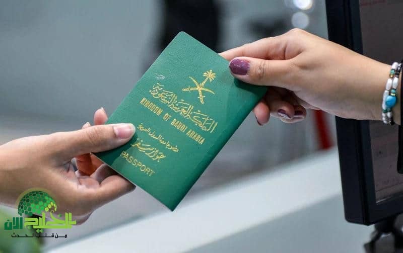 الجوازات السعودية تُصدر تحذيراً صارماً لأصحاب تأشيرة الزيارة العائلية.. غرامات وسجن حتى 6 أشهر!