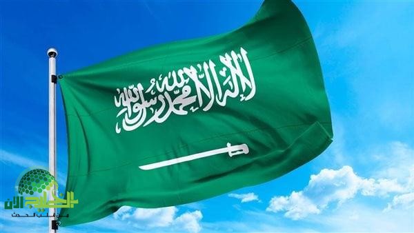 السعودية تُلزم الوافدين بارتداء زي موحد وتمنع الثوب السعودي في أماكن العمل