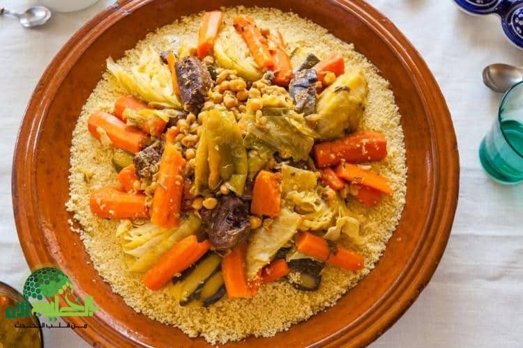 وصفة الكسكس المغربي بالخضار واللحم. رحلة إلى قلب المطبخ المغربي الأصيل